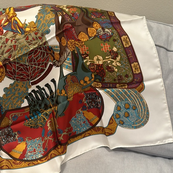 Hermes Collection Scarf EUC Smoke free environment ! - Picture 5 of 10